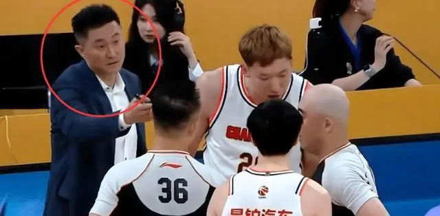 篮球规则夺权是什么意思_篮球规则夺权犯规_篮球规则中的夺权