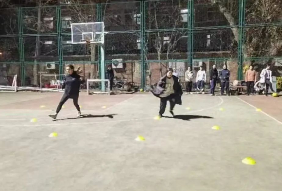 视频传球篮球教程技巧图解_篮球传球视频集锦_篮球场传球技巧视频教程