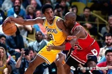 篮球踩线_篮球踩线是什么意思_篮球规则开球踩线
