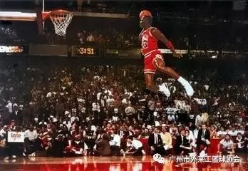 篮球规则开球踩线_篮球踩线是什么意思_篮球踩线