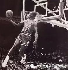 篮球踩线是什么意思_篮球踩线_篮球规则开球踩线