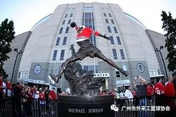 篮球踩线_篮球踩线是什么意思_篮球规则开球踩线