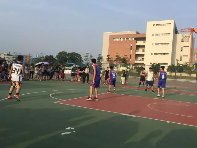 篮球踩线发球违例吗_篮球踩线算不算犯规_篮球规则开球踩线