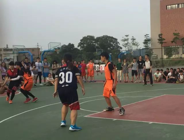 篮球规则开球踩线_篮球踩线算不算犯规_篮球踩线发球违例吗