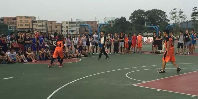 篮球踩线发球违例吗_篮球踩线算不算犯规_篮球规则开球踩线