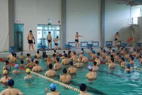 西农夏季游泳课开课在即：装备选择与防晒技