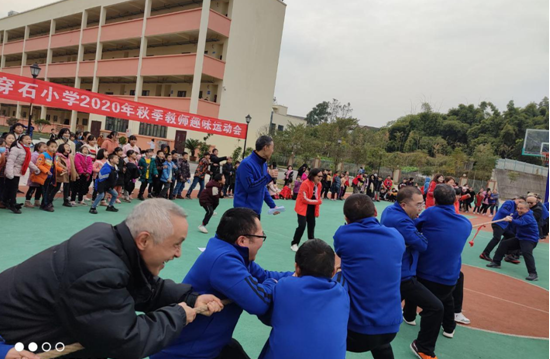 枣山园区穿石小学教师趣味运动会精彩纷呈，