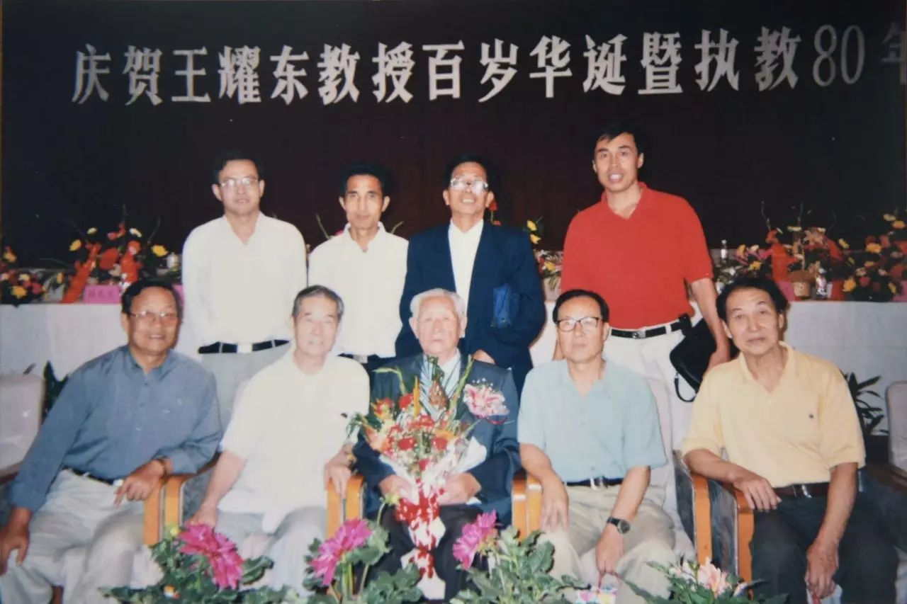 篮球运动短裤背心_篮球短裤背心冠军是谁_篮球背心冠军短裤