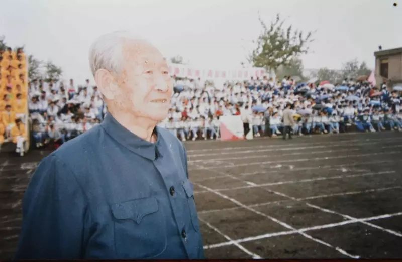 篮球背心冠军短裤_篮球短裤背心冠军是谁_篮球运动短裤背心