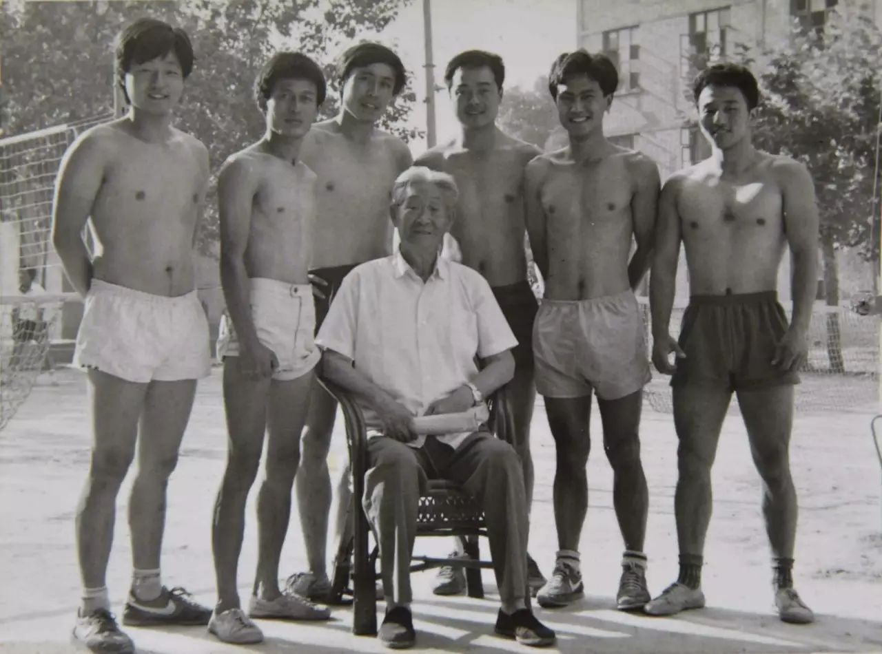 篮球背心冠军短裤_篮球短裤背心冠军是谁_篮球运动短裤背心
