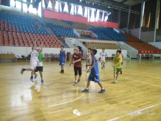 篮球背心冠军短裤_篮球短裤背心冠军是谁_篮球背心男潮