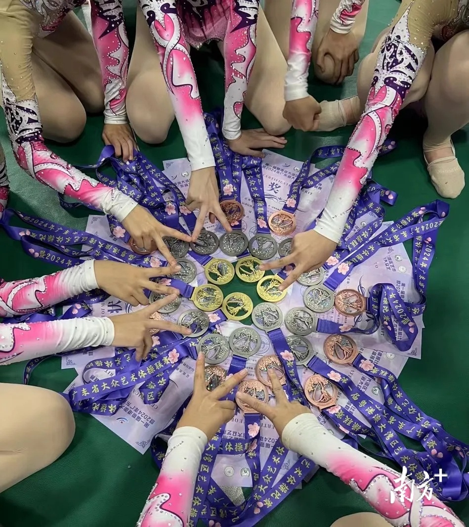 中学生体操运动_中学生体操分解动作_中学生表演体操