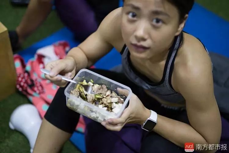 自律女生日常_女留学生自律生活方式_自律女人的生活方式