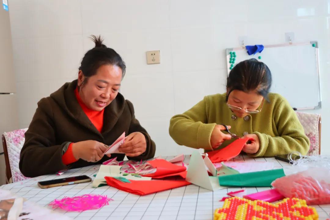 四龙镇民乐村冬闲变忙季：妇女手工艺品制作