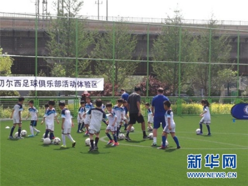 亚足联欢乐足球快乐家庭日：新型盒子足球场